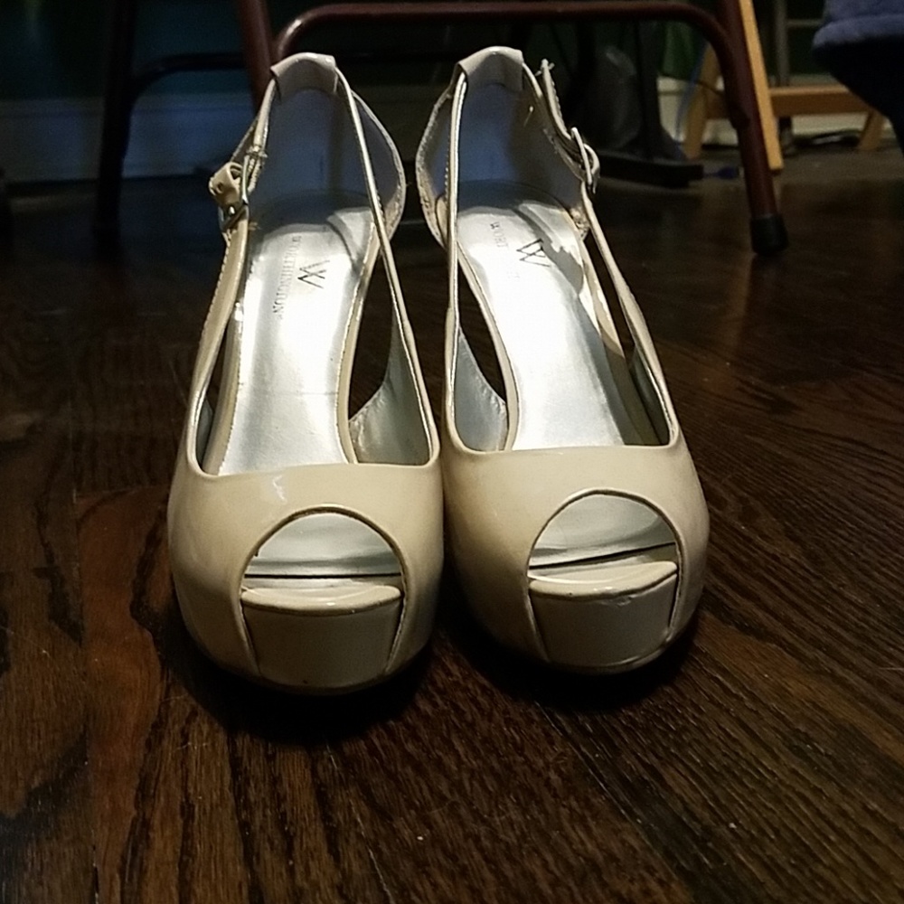Nude peep toe pumps